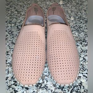 Crown Vintage blush/nude slip on shoe women’s sz 6